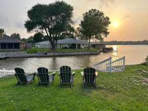 Charming Granbury Lake House with Breathtaking Sunsets